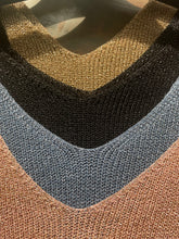 Afbeelding in Gallery-weergave laden, Lurex Knit Top, top met een gouden lurex draad met brede banden, heeft een V-hals en is altijd goed om als basis top te dragen. De top mag niet in jouw garderobe ontbreken. Top is verkrijgbaar in verschillende kleuren: Jeansblauw/Zilver (maat S t/m L), Zwart/Zwart, Oudroze/Goud, Camel/Goud, Zilver/Zilver.