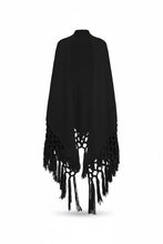Afbeelding in Gallery-weergave laden, Zwarte Omslagdoek, lang met franjes is gebreid en kun je heerlijk over je schouders heen slaan, een mooi item om je outfit compleet te maken. Dit omslagdoek is het gehele jaar door te dragen, over een jurk, colbert, een blouse of jas. De omslagdoeken zijn verkrijgbaar in verschillende kleuren: Beige, Camel, Zwart.