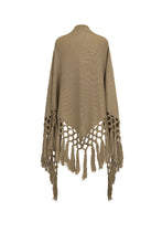 Afbeelding in Gallery-weergave laden, Camel Omslagdoek, lang met franjes is gebreid en kun je heerlijk over je schouders heen slaan, een mooi item om je outfit compleet te maken. Dit omslagdoek is het gehele jaar door te dragen, over een jurk, colbert, een blouse of jas. De omslagdoeken zijn verkrijgbaar in verschillende kleuren: Beige, Camel, Zwart.