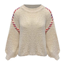 Afbeelding in Gallery-weergave laden, Beige Trui grofgebreid met een turtleneck, prikt niet en heeft een gekleurd detail als naad. De trui is verkrijgbaar in one size, draagbaar voor maat S t/m XL en is verkrijgbaar in verschillende kleuren: Beige/roze, Beige/brique.