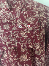 Load image into Gallery viewer, Wijnrode Blouse van Moment Amsterdam met referentie 57.100-23, is een prachtige romantische blouse met bloemenprint. Deze blouse heeft een opstaande kraag met ruffles aan de hals en mouwen. Deze blouse is mooi te combineren met de Corel Broek Lily Wide Uni Sport Beetroot.