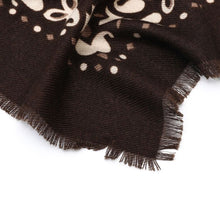 Afbeelding in Gallery-weergave laden, Maak je outfit compleet met dit stijlvolle, zachte sjaaltje met paisley print, in coffee kleur. Verkrijgbaar in verschillende kleuren. Draag het sjaaltje casual bij een blouse of jas, of geef een eenvoudige outfit direct een chique touch.