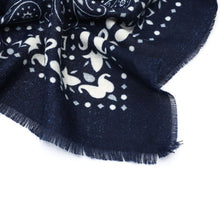 Afbeelding in Gallery-weergave laden, Maak je outfit compleet met dit stijlvolle, zachte sjaaltje met paisley print, in navy kleur. Verkrijgbaar in verschillende kleuren. Draag het sjaaltje casual bij een blouse of jas, of geef een eenvoudige outfit direct een chique touch.