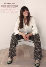 Load image into Gallery viewer, Broek van Corel, Lily Wide Peacock met oog voor detail, een jacquard gebreide peacock dessin in warme tinten. Broek met dé perfecte en zeer mooie vrouwelijke pasvorm. In deze broek heeft namelijk écht iedereen mooie billen. Deze broeken zijn ideaal voor de langere dames, maar zijn ook gemakkelijk korter te maken.