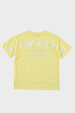 Load image into Gallery viewer, Geel T-shirt New York is een basis shirt van 100% katoen met ronde boord en korte mouwen. Op de achterkant heeft dit t-shirt een applicatie met letters NEW YORK. T-shirt New York is verkrijgbaar in verschillende kleuren: Wit/roze, Rood/wit, Geel/wit.