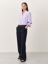 Load image into Gallery viewer, Paarse Blouse, Olivia Blouse Lila U724229 van de Jane Lushka Collectie is een vrouwelijke blouse met knoopjes, heeft een V-hals met ruffles en plooitjes op het voor en achterpand, als mooi detail. Met een gepofte 3/4 mouw en elastiek smokwerk.