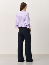 Load image into Gallery viewer, Paarse Blouse, Olivia Blouse Lila U724229 van de Jane Lushka Collectie is een vrouwelijke blouse met knoopjes, heeft een V-hals met ruffles en plooitjes op het voor en achterpand, als mooi detail. Met een gepofte 3/4 mouw en elastiek smokwerk.