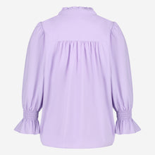 Load image into Gallery viewer, Paarse Blouse, Olivia Blouse Lila U724229 van de Jane Lushka Collectie is een vrouwelijke blouse met knoopjes, heeft een V-hals met ruffles en plooitjes op het voor en achterpand, als mooi detail. Met een gepofte 3/4 mouw en elastiek smokwerk.