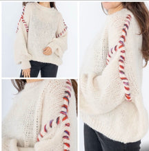 Afbeelding in Gallery-weergave laden, Beige Trui grofgebreid met een turtleneck, prikt niet en heeft een gekleurd detail als naad. De trui is verkrijgbaar in one size, draagbaar voor maat S t/m XL en is verkrijgbaar in verschillende kleuren: Beige/roze, Beige/brique.
