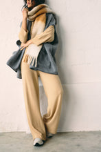 Afbeelding in Gallery-weergave laden, Antraciet Gilet van Teddystof, een oversized boxy imitatiebont vest met klassieke bies, opgestikte zakken en knopen. Perfect om jouw outfit extra warmte en stijl te geven