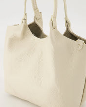 Afbeelding in Gallery-weergave laden, Tas Baby Lou is een praktische en elegante handtas met een afneembaar en verstelbaar hengsel, waardoor deze tas zowel als handtas als crossbody gedragen kan worden.