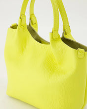 Afbeelding in Gallery-weergave laden, Tas Baby Lou is een praktische en elegante handtas met een afneembaar en verstelbaar hengsel, waardoor deze tas zowel als handtas als crossbody gedragen kan dragen.
Deze tas is vervaardigd van hoogwaardig leer en is ideaal voor dagelijks gebruik. Tas Baby Lou is verkrijgbaar in verschillende kleuren: Ecru, Geel, Lila, Jeansblauw suède, Luipaard suède. Afmeting : 16cm x 17cm x 10cm