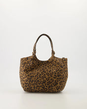 Afbeelding in Gallery-weergave laden, Tas Baby Lou is een praktische en elegante handtas met een afneembaar en verstelbaar hengsel, waardoor deze tas zowel als handtas als crossbody gedragen kan worden. Deze tas is vervaardigd van hoogwaardig leer en is ideaal voor dagelijks gebruik. Tas Baby Lou is verkrijgbaar in verschillende kleuren: Ecru, Geel, Lila, Jeansblauw suède, Luipaard suède.
Afmeting : 16cm x 17cm x 10cm