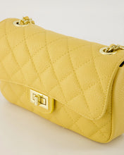 Afbeelding in Gallery-weergave laden, Lederen Tas Sophia Classic Grain in Dark Butter is een elegante crossbody tas met een kettinghengsel, met leer erdoorheen gevlochten voor een luxe uitstraling. Dit is een stijlvol item voor elke bewuste vrouw. Deze prachtige tas is vervaardigd van hoogwaardig leer en is voorzien van een unieke draaisluiting om de tas te sluiten. De Sophia tas biedt voldoende ruimte in het hoofdvak voor alle essentiële items, heeft ook een handig ritsvakje aan de binnenzijde. Afmeting : 22cm x 15cm x 6cm