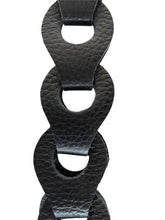 Afbeelding in Gallery-weergave laden, Zwarte Lederen Bagstrap Big, schouderband voor aan een tas. De band is ca. 4cm breed en is niet verstelbaar. De schouderband is in verschillende kleuren verkrijgbaar: Multicolor Groen-Roze-Oranje-Magenta, Wit-Beige-Goud metallic, Zwart mat.