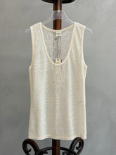 Load image into Gallery viewer, Elegante mouwloze uitgewerkte top in ecru. Deze top heeft een stijlvolle en opvallende uitstraling, perfect voor onder een blouse of blazer. Combineer hem moeiteloos met een jeans, legging of rok en voeg direct een fashionable touch toe aan je outfit.