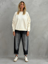 Load image into Gallery viewer, Jeans Shelf van de Banditas Collectie in Denim Black. Een moderne denimbroek met een wide fit. De denim broek met de perfecte wassing en een middelhoge elastische tailleband. ‘Made you look’.