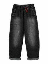 Load image into Gallery viewer, Jeans Shelf van de Banditas Collectie in Denim Black. Een moderne denimbroek met een wide fit. De denim broek met de perfecte wassing en een middelhoge elastische tailleband. ‘Made you look’.