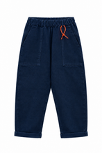 Afbeelding in Gallery-weergave laden, Comfortabel, stijlvol en makkelijk te combineren. Deze katoenen broek heeft een subtiele streepstructuur die zorgt voor een verfijnde uitstraling. Dankzij de stretch in de stof draagt de broek heerlijk comfortabel en beweegt hij soepel met je mee.