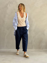Load image into Gallery viewer, Elegante mouwloze uitgewerkte top in ecru. Deze top heeft een stijlvolle en opvallende uitstraling, perfect voor onder een blouse of blazer. Combineer hem moeiteloos met een jeans, legging of rok en voeg direct een fashionable touch toe aan je outfit.
