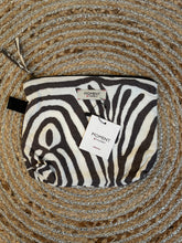 Load image into Gallery viewer, Beauty_Tas_Zebraprint, handig als toilettas