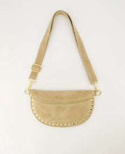 Afbeelding in Gallery-weergave laden, Beige Tas Debby is een zandkleurige lederen heuptas / crossbody tas, gemaakt van suède leer met studs.