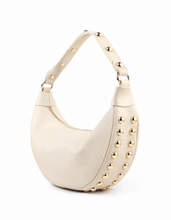 Afbeelding in Gallery-weergave laden, Beige dames schoudertas Angelle met studs en goudkleurige details. Een stijlvolle hobo tas met trendy uitstraling, perfect voor dagelijks gebruik.