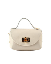 Load image into Gallery viewer, Stijlvolle en trendy mini tas met hengsel in een elegante beige tint, perfect voor dagelijks gebruik. Deze handtas is vervaardigd van hoogwaardig, soepel leer met een subtiele structuur, wat zorgt voor een luxe uitstraling en een duurzame kwaliteit. Het hoofdvak sluit met een praktische bamboe draaisluiting en biedt voldoende plek voor al je essentials.