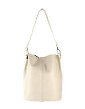 Afbeelding in Gallery-weergave laden, Stijlvolle en tijdloze bucket bag in een elegante beige tint, perfect voor dagelijks gebruik. Deze tas is vervaardigd van hoogwaardig, soepel leer met een subtiele structuur, wat zorgt voor een luxe uitstraling en een duurzame kwaliteit.