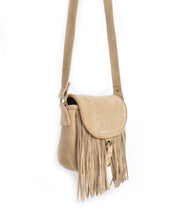 Afbeelding in Gallery-weergave laden, Beige Tas Juna van suède met franjes. Trendy suède schoudertas met franjes in boho-stijl. Zachte structuur, verstelbare band en metalen details.