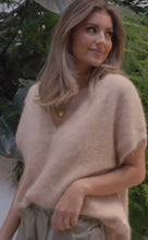 Afbeelding in Gallery-weergave laden, Beige Top Marly is een luxueuze gebreide top van angorawol en staat voor pure elegantie en verfijnde vrouwelijkheid. Uiteinde mouw loopt door tot onderaan boord, dit geeft een rijke uitstraling, de top valt ruim en heeft een V-hals. Het biedt ongeëvenaard comfort en duurzaamheid. Het is de perfecte mix van kwaliteit en stijl.