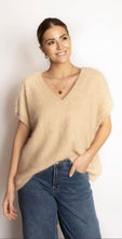 Afbeelding in Gallery-weergave laden, Beige Top Marly is een luxueuze gebreide top van angorawol en staat voor pure elegantie en verfijnde vrouwelijkheid. Uiteinde mouw loopt door tot onderaan boord, dit geeft een rijke uitstraling, de top valt ruim en heeft een V-hals. Het biedt ongeëvenaard comfort en duurzaamheid. Het is de perfecte mix van kwaliteit en stijl.