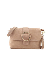 Load image into Gallery viewer, Beige Lederen tas Ring-O is een handige tas van suède met een goudkleurige ring op de klep. Aan de binnenzijde zit een ritssluiting. De tas komt met een verstelbaar en afneembaar lang hengsel.