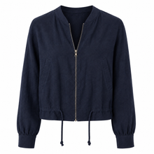 Load image into Gallery viewer, Linnen bomberjack in donkerblauw met ritssluiting, steekzakken, ronde hals en verstelbaar trekkoord. Luchtig, stijlvol en perfect voor elke zomerse outfit, in diverse kleuren