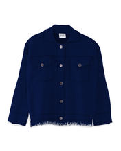 Load image into Gallery viewer, Vest Afghanistan van Moment in May Collectie, in een donkerblauwe kleur.
Prachtig Tijdloos Vest in de klassieke kleur Navy met subtiele franjes, zip- patroon in een contrasterende kleur, klepzakken op de borst met platte knopen.