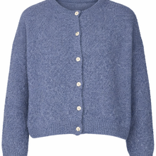 Afbeelding in Gallery-weergave laden, Blauw Vest Grande Chic in de kleur bluegris (2992). Vest met ronde hals, lange mouwen en knoopjes. Super Zacht Vest en Trui ineen, nu al een bestseller!