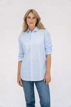 Load image into Gallery viewer, Blauwe Blouse van Moment Amsterdam, type boy friend shirt is een prachtige basis blouse. Deze blouse is verkrijgbaar in verschillende kleuren: Baby Pink, Baby Blue en mag niet in jouw garderobe ontbreken.