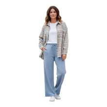 Afbeelding in Gallery-weergave laden, Blauw geruite blouse van Collectie Chastar. Deze blouse van een zachte katoenmix, is een frisse en moderne blouse met ruit van een zachte flanel stof. Blouse Solange is verkrijgbaar in verschillende kleuren: blauw, roze.