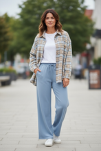 Afbeelding in Gallery-weergave laden, Blauwe geruite blouse van Collectie Chastar. Deze blouse van katoen, is een frisse en moderne blouse met ruit van een zachte stof. Blouse Solange is verkrijgbaar in verschillende kleuren: blauw, roze. Styling tip : Deze blouse kun je open dragen met een uni kleur t-shirt of gesloten en is gemakkelijk te combineren met een spijkerbroek of een witte broek.