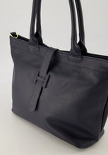 Afbeelding in Gallery-weergave laden, Blauwe Klassieke Tas helia-classic-grain-schoudertas-donkerblauw