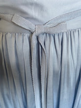 Load image into Gallery viewer, Lichtblauwe Rok Ajenne van de Moment Amsterdam Collectie is een soepel vallende wijde rok met een satijnen tailleband en strik. De tailleband heeft aan de achterkant elastiek. Combineer deze mooie rok met top Aria.