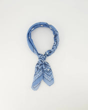 Load image into Gallery viewer, Blauwe Sjaal van Astrid Groot is een leuke sjaal met print. Een leuke accessoire om op verschillende manieren te dragen, om je nek, in het haar of aan een tas. Deze sjaal is in verschillende kleuren verkrijgbaar: Kelly Green, Geel, Jeansblauw, Fuchsia.