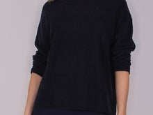 Load image into Gallery viewer, Oversized Pullover LAMIA in Navy met knoopdetails, zachte kwaliteit en een comfortabele, tijdloze pasvorm.