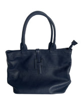 Afbeelding in Gallery-weergave laden, Blauwe Tas Hanna is een stijlvolle lederen handtas met afneembaar hengsel, waardoor de tas ook als crossbody gedragen kan worden. De tas heeft als mooi detail, dat deze gesloten wordt met een lus door het H-teken. Tas Hanna is verkrijgbaar in verschillende kleuren: Zwart, Blauw.
Deze tas is een ware klassieker en mag niet ontbreken in de tassencollectie van de zelfbewuste vrouw. Afmeting tas ca. 38cm x 29cm x 14cm.
