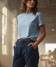 Load image into Gallery viewer, Blauwe top met ronde boord, korte mouwen en omslag van Collectie Chastar. Deze top van tricot is een frisse en moderne top van een zachte stof. Top Ilona is verkrijgbaar in verschillende kleuren: blauw, roze. Styling tip : Deze top is gemakkelijk te combineren met een spijkerbroek of pantalon.