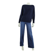 Afbeelding in Gallery-weergave laden, Deze stijlvolle trui is een echte must-have voor elke garderobe. Het model heeft een elegante boothals, waardoor je hem zowel klassiek als speels off shoulder kunt dragen. De vleermuismouwen geven de trui een nonchalante, vrouwelijke uitstraling en zorgen voor een comfortabele, ruimvallende fit.