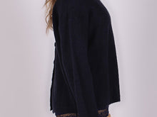 Load image into Gallery viewer, Oversized Pullover LAMIA in Navy met knoopdetails, zachte kwaliteit en een comfortabele, tijdloze pasvorm.