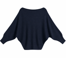 Afbeelding in Gallery-weergave laden, Deze stijlvolle trui is een echte must-have voor elke garderobe. Het model heeft een elegante boothals, waardoor je hem zowel klassiek als speels off shoulder kunt dragen. De vleermuismouwen geven de trui een nonchalante, vrouwelijke uitstraling en zorgen voor een comfortabele, ruimvallende fit.
