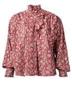 Load image into Gallery viewer, Rode Blouse van Moment Amsterdam met referentie 57.100-23, is een prachtige romantische blouse met bloemenprint. Deze blouse heeft een opstaande kraag met ruffles aan de hals en mouwen. Deze blouse is mooi te combineren met de Corel Broek Lily Wide Uni Sport Beetroot.
