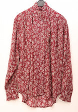 Load image into Gallery viewer, Wijnrode Blouse van Moment Amsterdam met referentie 57.100-23, is een prachtige romantische blouse met bloemenprint. Deze blouse heeft een opstaande kraag met ruffles aan de hals en mouwen. Deze blouse is mooi te combineren met de Corel Broek Lily Wide Uni Sport Beetroot.